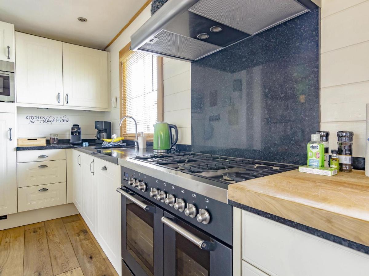 Beautiful Holiday Home With Private Terrace Kropswolde 外观 照片